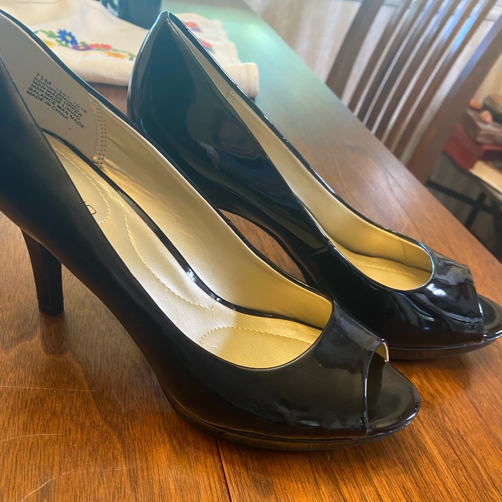 Elegant Black Patent Leather Peep-Toe Heels by Bandolino size 7.5